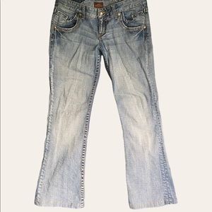 YMI Royalty Flared Jeans⚜️✨
Nice wash with slight boot cut
Inseam: 28”